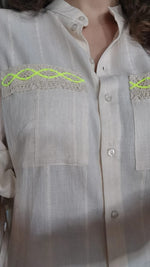 Carregar imagem no visualizador da galeria, Camisa com mangas 3/4 e detalhes bordados H20
